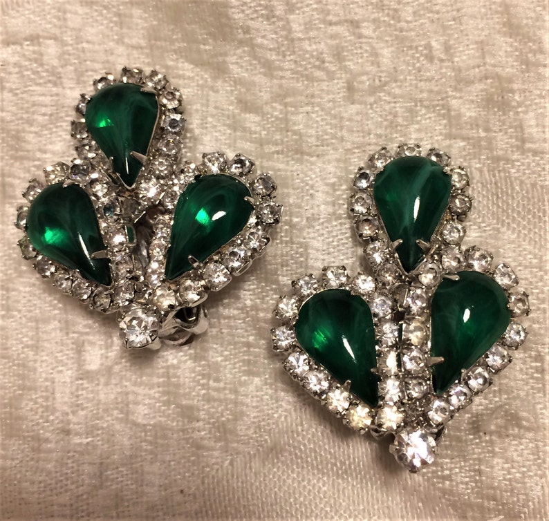 Vintage Weiss Clip On Earrings with Emerald Green Teardrop Marbleized Stones And Clear Rhinestones Set in Silver Colored Settings. D10