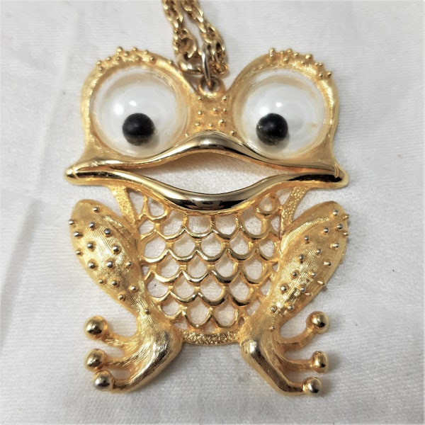 Vintage JJ Google Eyed Frog Pendant. The Gold Colored Frog is 2 1/2 Inches Long by 2 Inches Wide. The Chain is About 24 Inches Long. (D19)