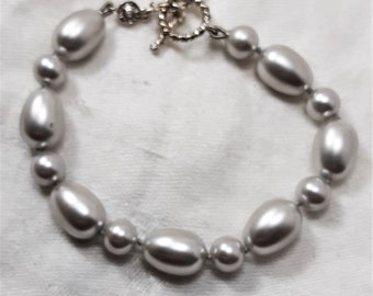 Vintage Monet Faux Pearl Bracelet with Silvery Gray Oval and Round Pearls. It is 7 3/4 Inches Long and Is Knotted Between the Pearls. (D37)