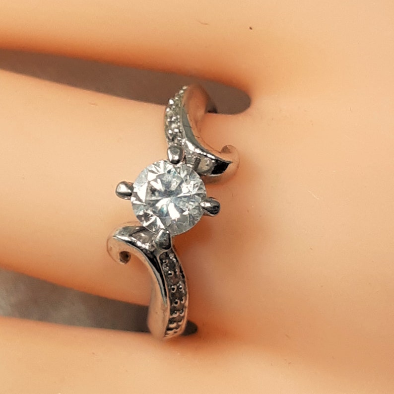 Very Pretty Glitzy Costume Ring. D37 Shiny Silver Metal with Sparkly Crystal Clear Prong Set Stones Vintage Solitaire Ring in a Size 8