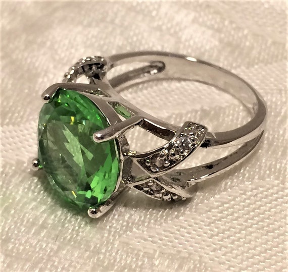 Vintage Sterling Ring with Light Green Cut Glass … - image 5