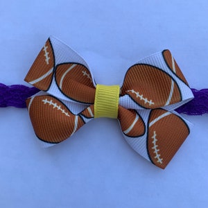 Diadema con lazo para el pelo de fútbol. Se puede confeccionar para combinar con tu equipo favorito. Se adapta a bebés prematuros y niños pequeños. Diadema con lazo para el pelo de fútbol. imagen 3