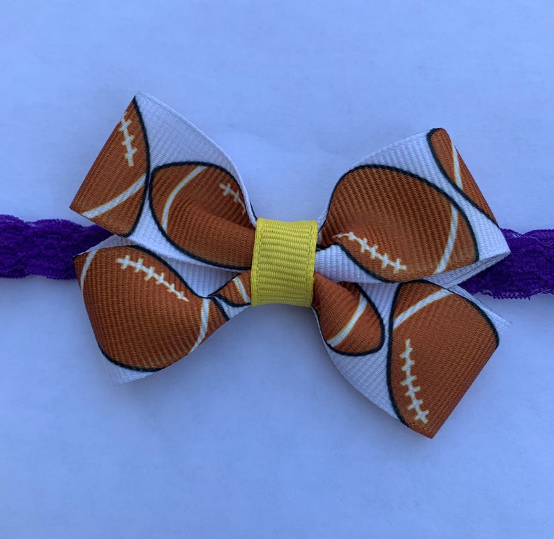 Diadema con lazo para el pelo de fútbol. Se puede confeccionar para combinar con tu equipo favorito. Se adapta a bebés prematuros y niños pequeños. Diadema con lazo para el pelo de fútbol. imagen 3