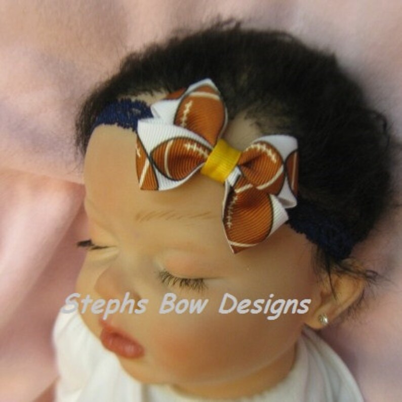 Diadema con lazo para el pelo de fútbol. Se puede confeccionar para combinar con tu equipo favorito. Se adapta a bebés prematuros y niños pequeños. Diadema con lazo para el pelo de fútbol. imagen 1