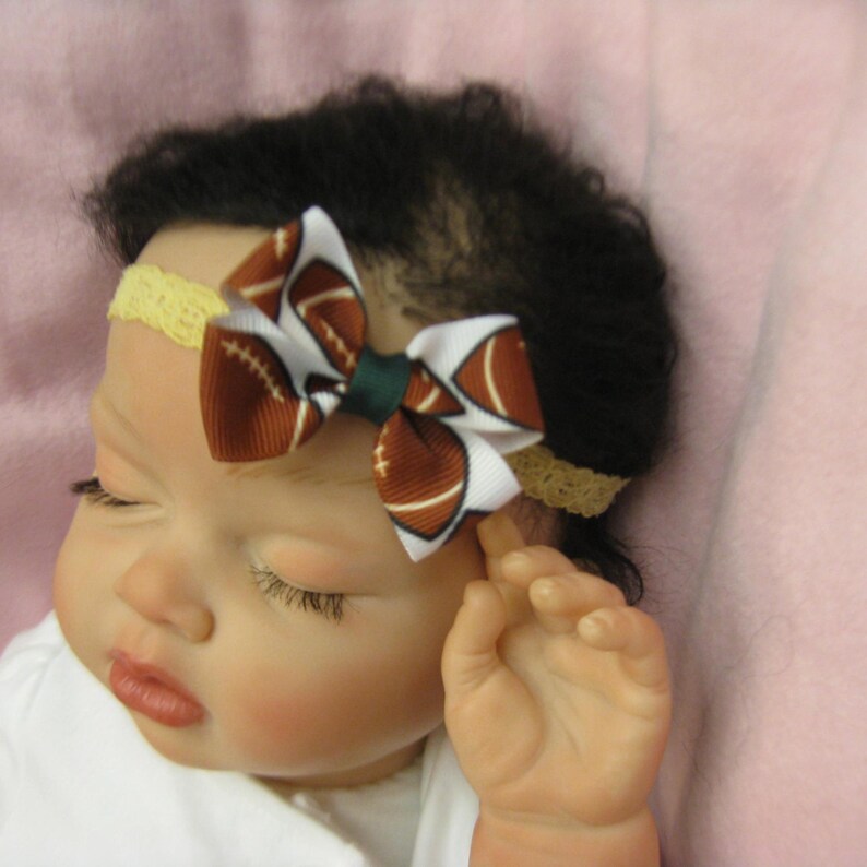Diadema con lazo para el pelo de fútbol. Se puede confeccionar para combinar con tu equipo favorito. Se adapta a bebés prematuros y niños pequeños. Diadema con lazo para el pelo de fútbol. imagen 8