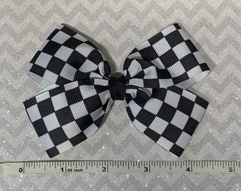 Moño para el cabello de 4 pulgadas con bandera de carreras a cuadros blancos y negros de NASCAR. ¡Súper lindo para tu pequeño fanático de las carreras!