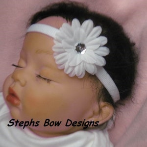 Diadema suave con margaritas blancas de 2&quot; y lazo para el cabello delicado y dulce y brillante para bautismo, confirmación, bautizo, muy linda para Pascua y primavera. Combina con todo.