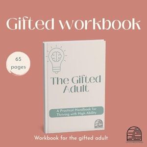 Op de afbeelding: Een werkboek getiteld "The Gifted Adult" met 65 pagina's, ontworpen voor volwassenen. De omslag toont een gloeilamp met een hersen in en de tekst "A Practical Handbook for Thriving with High Ability". De achtergrond is een gedempt rood-oranje.