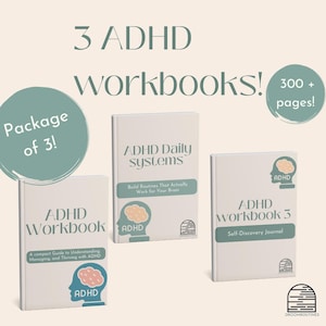 Op de afbeelding: Drie witte ADHD-werkboeken met tekst en afbeeldingen worden getoond. De tekst bevat "ADHD Workbook", "ADHD Daily Systems" en "ADHD Workbook 3". De afbeelding bevat ook de tekst "Package of 3!" en "300+ pages!" tegen een lichte achtergrond.