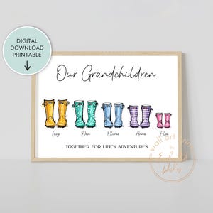 Könnte beinhalten: Ein druckbarer Wandkunstdruck mit dem Text "Unsere Enkelkinder" und einer Reihe bunter Gummistiefel mit Namen unter jedem Stiefel: Lucy, Dan, Oliver, Anna und Elsa. Der Text "Gemeinsam für die Abenteuer des Lebens" befindet sich unter den Stiefeln.