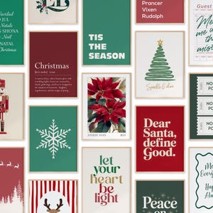 Könnte beinhalten: Eine Sammlung von gerahmten Kunstdrucken zum Thema Weihnachten. Die Drucke zeigen festliche Texte, Weihnachtsstern, Schneeflocken und Weihnachtsbäume. Farben sind Rot, Grün, Weiß und Gold. Die Drucke sind in verschiedenen Größen und Stilen erhältlich.