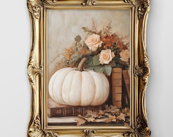 Op de afbeelding: Een ingelijst stilleven schilderij met een witte pompoen, rozen en boeken. Het kunstwerk is geplaatst in een sierlijke gouden lijst. Het kleurenpalet omvat crème, bruin en goudtinten, wat herfst en klassieke decoratie oproept.