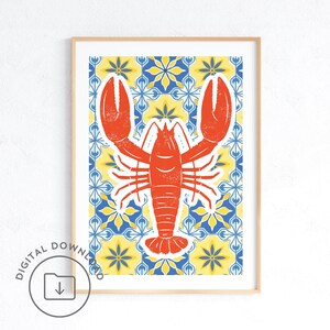 Op de afbeelding: Een illustratie van een rode kreeft op een gele en blauwe gepatroneerde achtergrond. De kreeft bevindt zich in het midden van de afbeelding en kijkt naar voren. De achtergrond is een herhalend patroon van gele en blauwe bloemen.