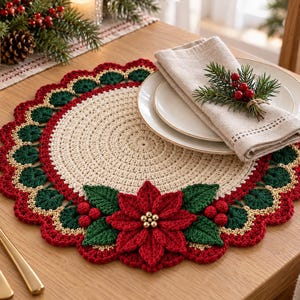 Peut inclure: Un set de table rond au crochet avec un centre crème, une bordure festonnée vert foncé et rouge, et une fleur de poinsettia rouge en relief ornée de feuilles vertes et de petites perles dorées en son centre.