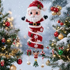 Peut inclure: Une décoration de Noël en crochet représentant le Père Noël avec un corps en spirale rouge et blanc orné de flocons. Des breloques en crochet pendent à la base, incluant un cadeau, un renne, un sucre d'orge et un sapin miniature.