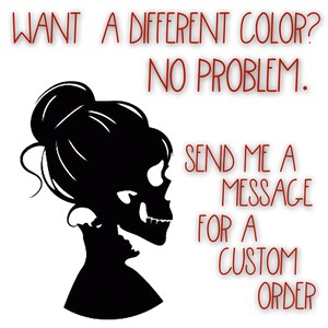 Puede incluir: Silueta de una mujer con un cr&aacute;neo por cabeza, con el texto "&iquest;QUIERES UN COLOR DIFERENTE? NO HAY PROBLEMA. ENV&Iacute;AME UN MENSAJE PARA UN PEDIDO PERSONALIZADO."