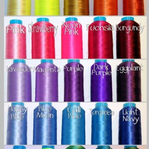 Puede incluir: Una tabla de colores de hilo para bordar, con carretes de hilo dispuestos en filas. Los colores incluyen blanco, blanco roto, plata, gris, carb&oacute;n, negro, beige, beige oscuro, marr&oacute;n claro, melocot&oacute;n, lat&oacute;n, cobre, marr&oacute;n oscuro, ar&aacute;ndano, rojo, amarillo pastel, amarillo ne&oacute;n, oro oxidado, naranja, calabaza, rosa, fresa, rosa ne&oacute;n, fucsia, burdeos, lavanda, magenta, morado, morado oscuro, berenjena, azul cielo, azul luna, azul californiano, turquesa, azul marino claro, menta, verde ne&oacute;n, verde, verde azulado, salvia, pino, musgo y esta&ntilde;o. La tabla est&aacute; etiquetada como "Colores de hilo para bordar disponibles" y presenta una ilustraci&oacute;n de dibujos animados de una mujer con un vestido negro y botas.