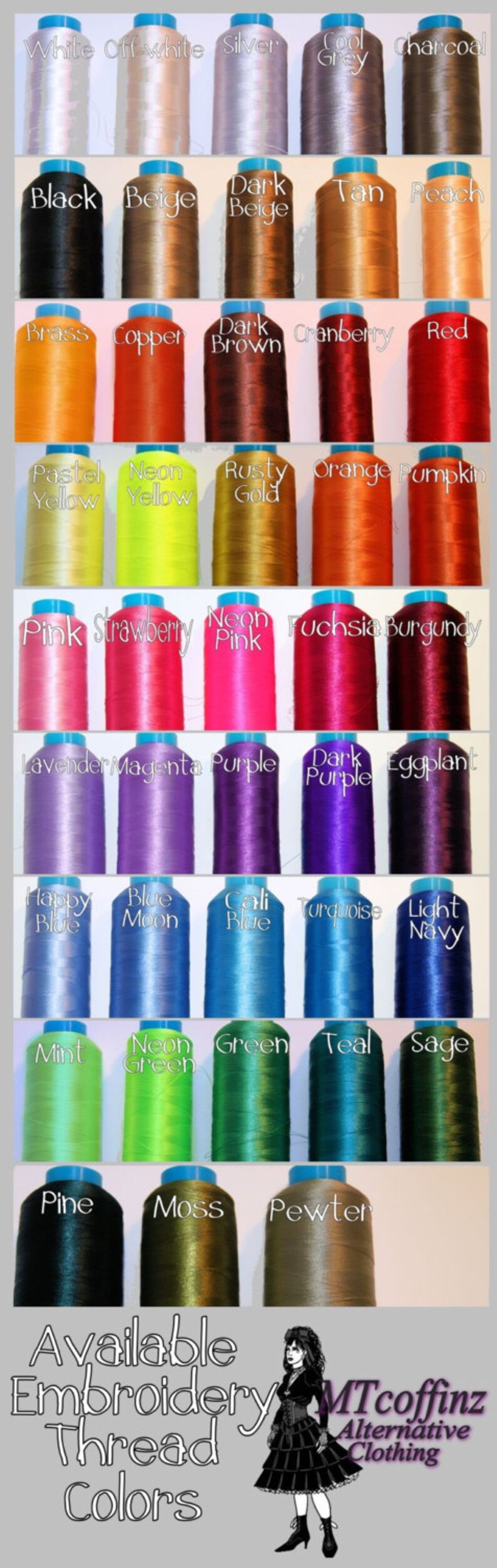 Puede incluir: Una tabla de colores de hilo para bordar, con carretes de hilo dispuestos en filas. Los colores incluyen blanco, blanco roto, plata, gris, carb&oacute;n, negro, beige, beige oscuro, marr&oacute;n claro, melocot&oacute;n, lat&oacute;n, cobre, marr&oacute;n oscuro, ar&aacute;ndano, rojo, amarillo pastel, amarillo ne&oacute;n, oro oxidado, naranja, calabaza, rosa, fresa, rosa ne&oacute;n, fucsia, burdeos, lavanda, magenta, morado, morado oscuro, berenjena, azul cielo, azul luna, azul californiano, turquesa, azul marino claro, menta, verde ne&oacute;n, verde, verde azulado, salvia, pino, musgo y esta&ntilde;o. La tabla est&aacute; etiquetada como "Colores de hilo para bordar disponibles" y presenta una ilustraci&oacute;n de dibujos animados de una mujer con un vestido negro y botas.