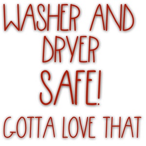 Pu&ograve; includere: Testo rosso su sfondo bianco che dice "Washer and Dryer Safe! Gotta Love That."