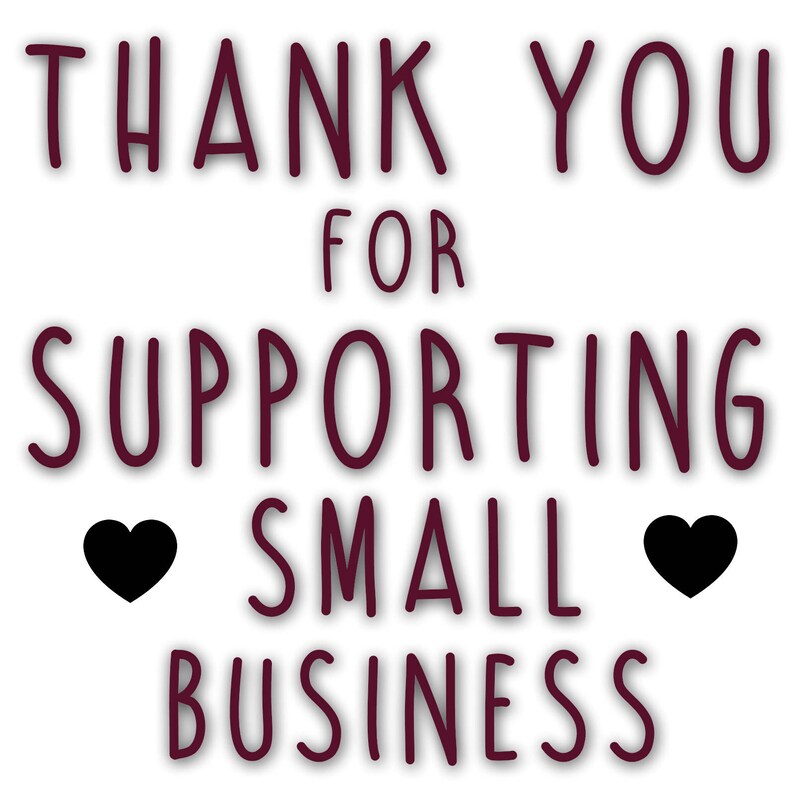 Pu&ograve; includere: Una grafica color granata con il testo "Grazie per il supporto alle piccole imprese" con due cuori neri su entrambi i lati della parola "piccole".