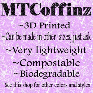 K&ouml;nnte beinhalten: Ein 3D-gedruckter Sarg mit dem Text "MTCoffinz" oben. Der Text "~3D Printed" befindet sich unter dem Namen. Der Text "~Can be made in other sizes, just ask" befindet sich darunter. Der Text "~Very lightweight" befindet sich darunter. Der Text "~Compostable" befindet sich darunter. Der Text "~Biodegradable" befindet sich darunter. Der Text "See this shop for other colours and styles" befindet sich unten.
