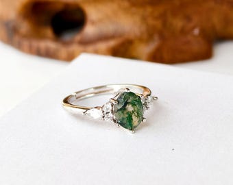 Anillo de plata de ley con ágata musgosa y piedra natural ajustable.