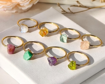 Anillo de oro de 18k y plata de ley con piedras preciosas en bruto: amatista y cuarzo rosa.