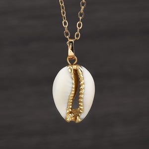 Collar con colgante de concha de cauri natural chapado en oro de 18 quilates de 16 pulgadas para mujer.