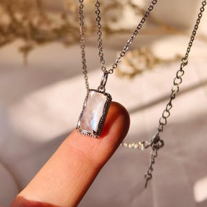 Halsband med rektangulärt månstenshänge, 925 sterlingsilver, 40 cm kedja