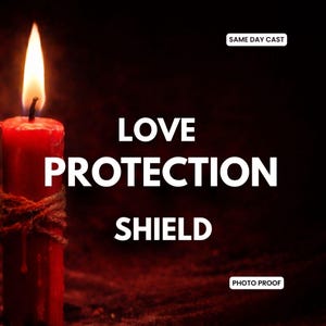 Könnte beinhalten: Eine brennende rote Kerze mit einer flackernden Flamme, umwickelt mit Schnur, vor einem dunklen Hintergrund. Die Worte "LOVE PROTECTION SHIELD" sind in Weiß. Der Text oben lautet "SAME DAY CAST" und unten "PHOTO PROOF".