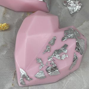 Jabón de corazón rosa personalizado con hoja de plata y etiqueta personalizada: recuerdos para baby shower, regalos para niña, jabón artesanal para invitados.