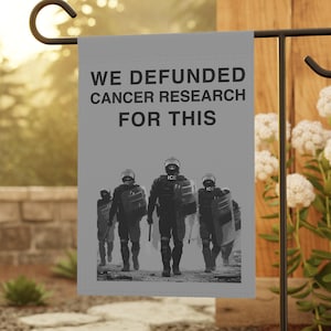 Wir haben die Krebsforschung für dieses Gartenbanner / Hausfahne defundiert - Anti-ICE Anti-Trump No Kings Demonstrieren Wissenschaftliche Förderung NIH Medizinischer Forschung