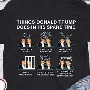 Może przedstawiać: Czarny t-shirt z napisem "THINGS DONALD TRUMP DOES IN HIS SPARE TIME" i ilustracjami. Koszulka zawiera różne obrazy ze słowami "Hang with Bestie", "Island Vacay with Bestie" i "Plane Rides with Bestie".
