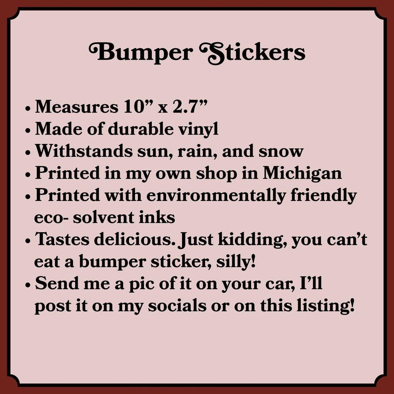 Op de afbeelding: Een lichtroze informatiebord met donkerbruine tekst getiteld Bumper Stickers. Het vermeldt specificaties: afmetingen 25,4 cm x 6,86 cm, gemaakt van duurzaam vinyl, bestand tegen zon, regen en sneeuw, bedrukt met milieuvriendelijke eco-solvent inkt.