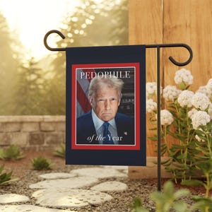 Bandera de jardín/bandera de casa - Sátira de portada de revista de Trump, Pedófilo del Año - ¡Publiquen los archivos de Jeffrey Epstein! - Chiste gracioso imagen 5
