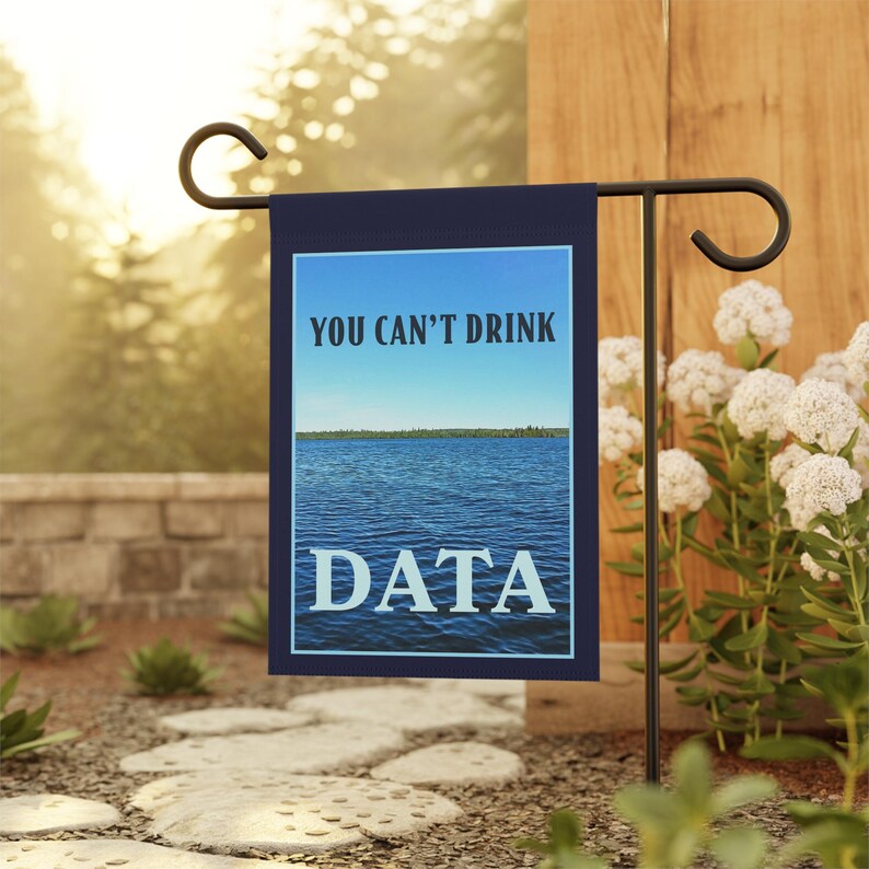 Sie können Daten nicht trinken Gartenbanner / Hausflagge - Anti-Rechenzentrum Wasser Strom Energiespar Anti-KI-Tech-Millionär-Yard-Dekor Bild 2