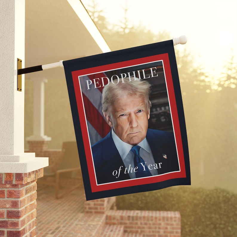 Bandera de jardín/bandera de casa - Sátira de portada de revista de Trump, Pedófilo del Año - ¡Publiquen los archivos de Jeffrey Epstein! - Chiste gracioso imagen 2