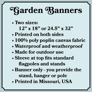 K&ouml;nnte beinhalten: Text auf hellblauem Hintergrund: "Garden Banners". Details: zwei Gr&ouml;&szlig;en, 30.5cm x 45.7cm oder 62.2cm x 81.3cm, beidseitig bedruckt, Poly-Poplin-Canvas, wasserdicht, f&uuml;r den Au&szlig;enbereich. Die Banner haben eine H&uuml;lse f&uuml;r Fahnenmasten.