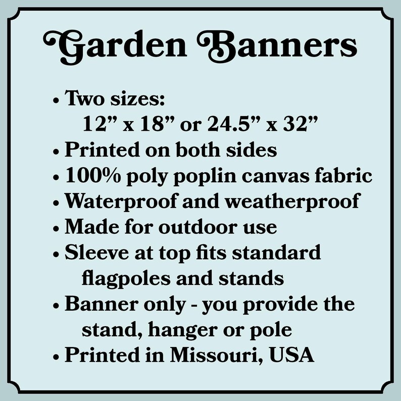 K&ouml;nnte beinhalten: Text auf hellblauem Hintergrund: "Garden Banners". Details: zwei Gr&ouml;&szlig;en, 30.5cm x 45.7cm oder 62.2cm x 81.3cm, beidseitig bedruckt, Poly-Poplin-Canvas, wasserdicht, f&uuml;r den Au&szlig;enbereich. Die Banner haben eine H&uuml;lse f&uuml;r Fahnenmasten.