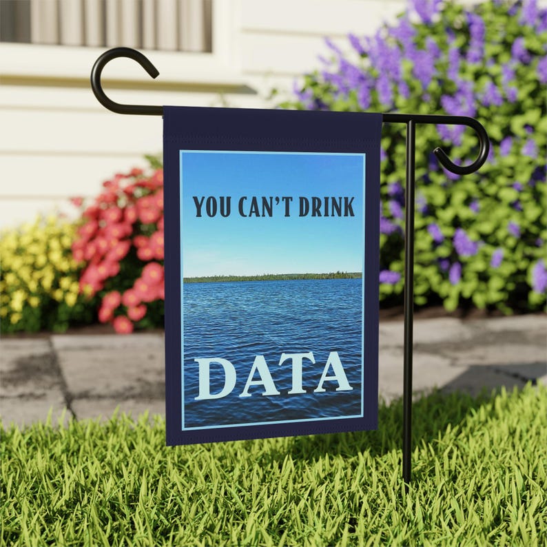 Sie können Daten nicht trinken Gartenbanner / Hausflagge - Anti-Rechenzentrum Wasser Strom Energiespar Anti-KI-Tech-Millionär-Yard-Dekor Bild 1