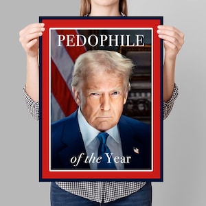 Może przedstawiać: Oprawiony plakat z portretem mężczyzny w niebieskim garniturze i krawacie. Plakat ma słowa "PEDOPHILE" na górze i "of the Year" na dole. Tło zawiera amerykańską flagę.