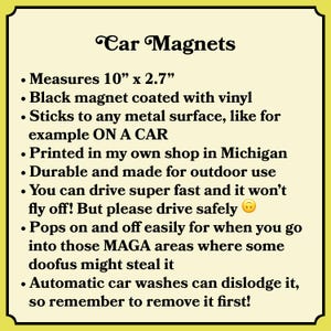 Op de afbeelding: Een rechthoekige zwarte met vinyl gecoate automagneet van 25,4 cm bij 6,86 cm. De tekst luidt: Car Magnets, Measures 10 x 2.7, Black magnet coated with vinyl, Sticks to any metal surface, Printed in Michigan, Durable for outdoor use.