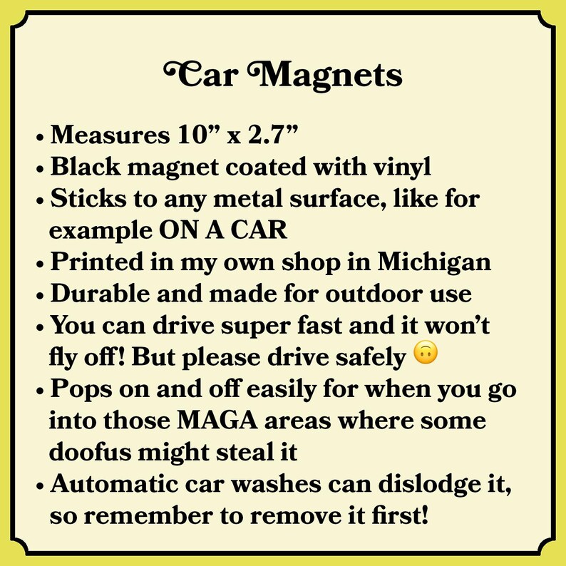 Op de afbeelding: Een rechthoekige zwarte met vinyl gecoate automagneet van 25,4 cm bij 6,86 cm. De tekst luidt: Car Magnets, Measures 10 x 2.7, Black magnet coated with vinyl, Sticks to any metal surface, Printed in Michigan, Durable for outdoor use.