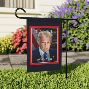 Bandera de jardín/bandera de casa - Sátira de portada de revista de Trump, Pedófilo del Año - ¡Publiquen los archivos de Jeffrey Epstein! - Chiste gracioso imagen 4
