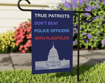 Wahre Patols schlagen keine Polizisten mit Fahnenmasten - Anti-Trumpf-Gartenhaus-Bannerfahne - Democracy 6.Januar Kappolito-Aufstand