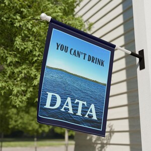 Sie können Daten nicht trinken Gartenbanner / Hausflagge - Anti-Rechenzentrum Wasser Strom Energiespar Anti-KI-Tech-Millionär-Yard-Dekor Bild 4