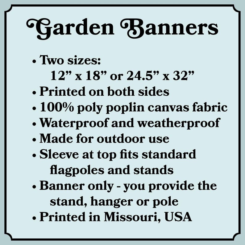 Puede incluir: Texto sobre fondo azul claro: "Garden Banners". Detalles: dos tama&ntilde;os, 30.5cm x 45.7cm o 62.2cm x 81.3cm, impreso a doble cara, tejido de lona de polipropileno, impermeable, para uso en exteriores. La pancarta tiene una funda para m&aacute;stiles y soportes.