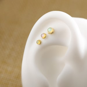 Titanweißer Opal Ohrring mit flachem Rücken, fadenloser Opal-Pin-Labret, Knorpel-Tragus-Helix-Gestüt, kleiner Opal-Gestüt, 16g 18g 20g, 925er Silber