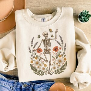Halloween shirt met bloemen en skeletten, shirt met dansende skeletten voor de herfst, griezelig T-shirt met bloemenprint, shirt met skelet en bloemen, Comfort Colors Halloween sweatshirt