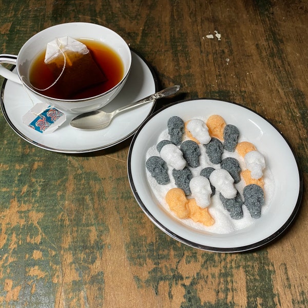 Halloween-mix met suikervormen voor een spookachtig theekransje: allemaal schedels! (suikerklontjes)